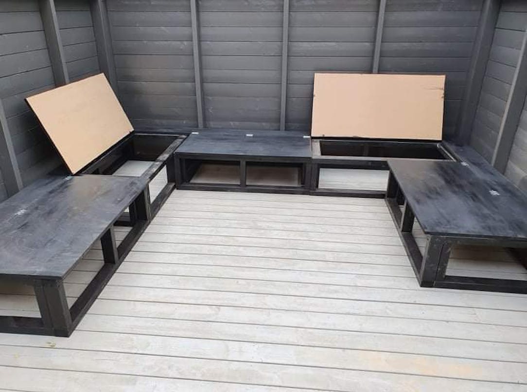 Havestue med sofa og udekøkken Havestue med sofa og udekøkken